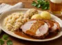 surbraten – Gepökeltes und gebratenes Schweinefleisch mit Sauerkraut und Knödel